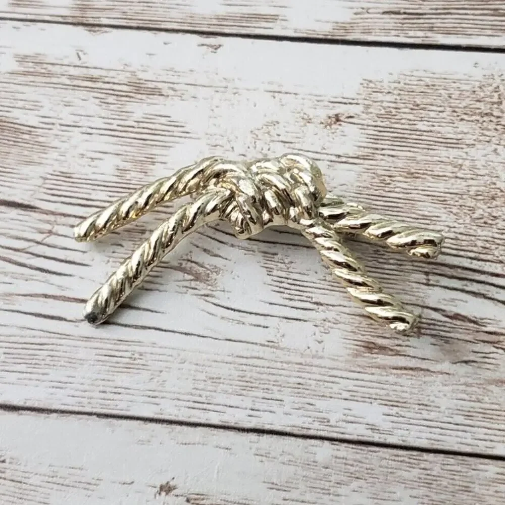 Vintage Brooch / Pin Light Shade of Gold Tone Knotted Rope